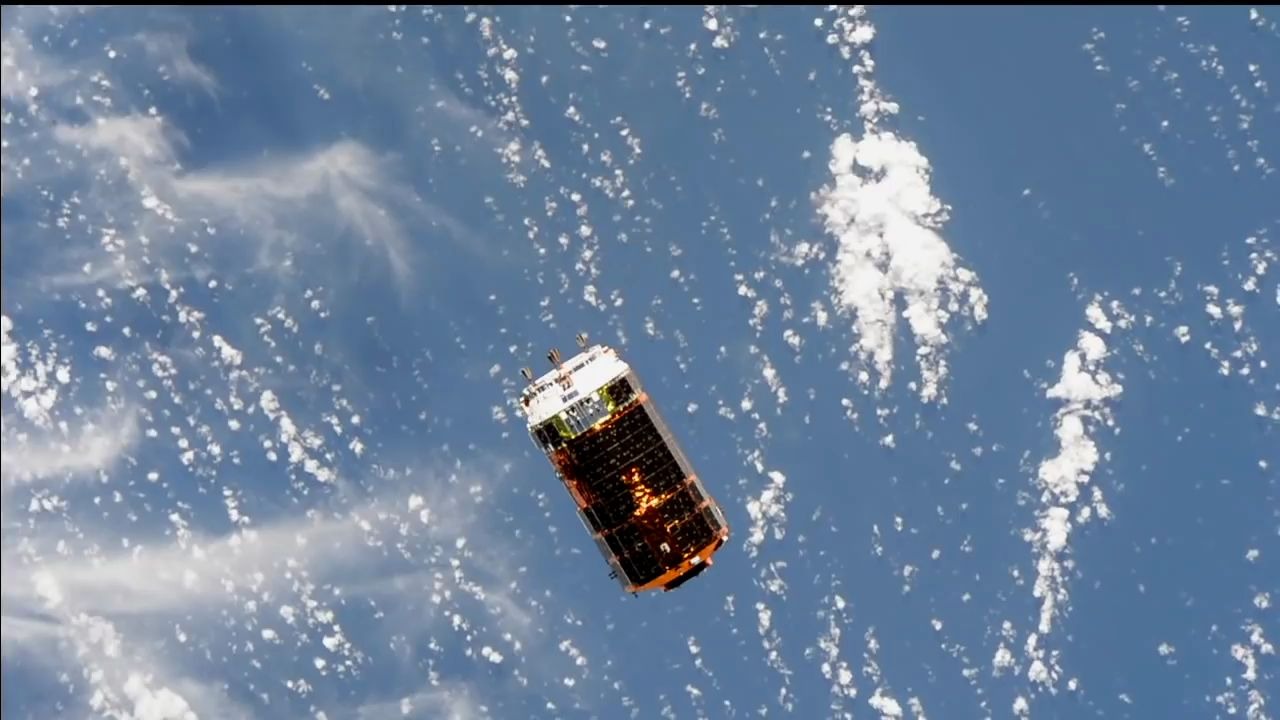 日本航天器(HTV)被国际空间站捕获(720P 60帧)